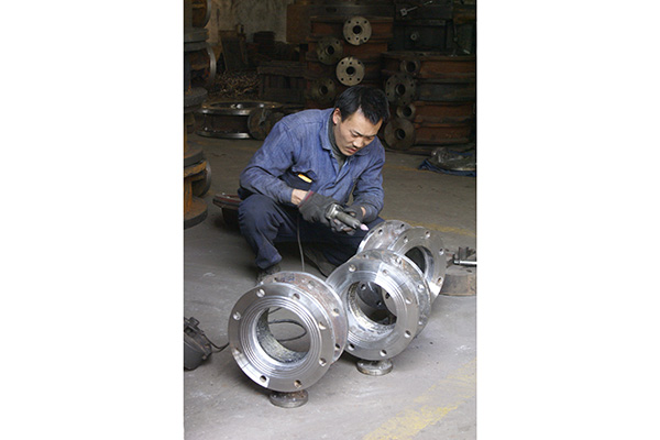 Pneumatic wafer butterfly valve production workshop